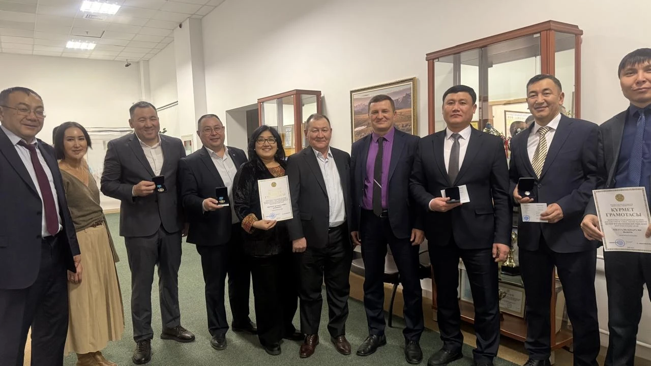 Әкімшілік ғимараттар дирекциясының жұмыскерлері Энергетиктер күнімен марапатталды 