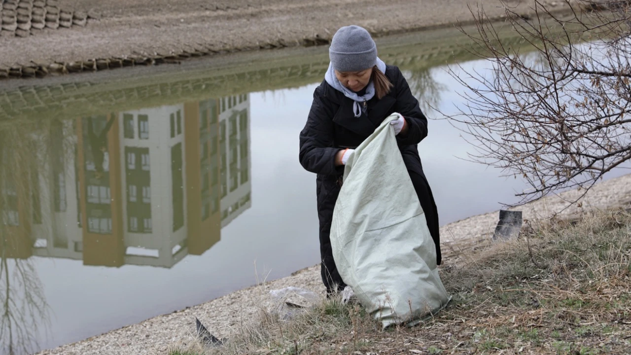 Работники Дирекции приняли участие в субботнике в рамках программы «Мөлдір бұлақ» 