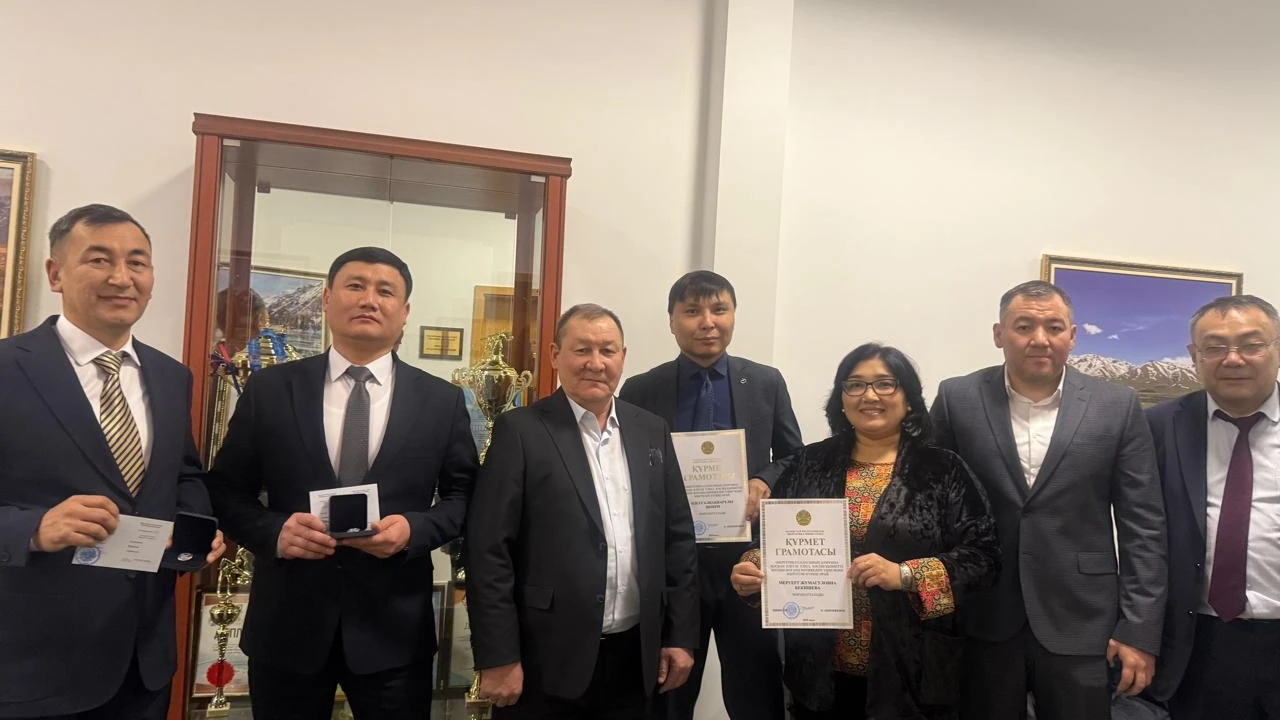 Әкімшілік ғимараттар дирекциясының жұмыскерлері Энергетиктер күнімен марапатталды 