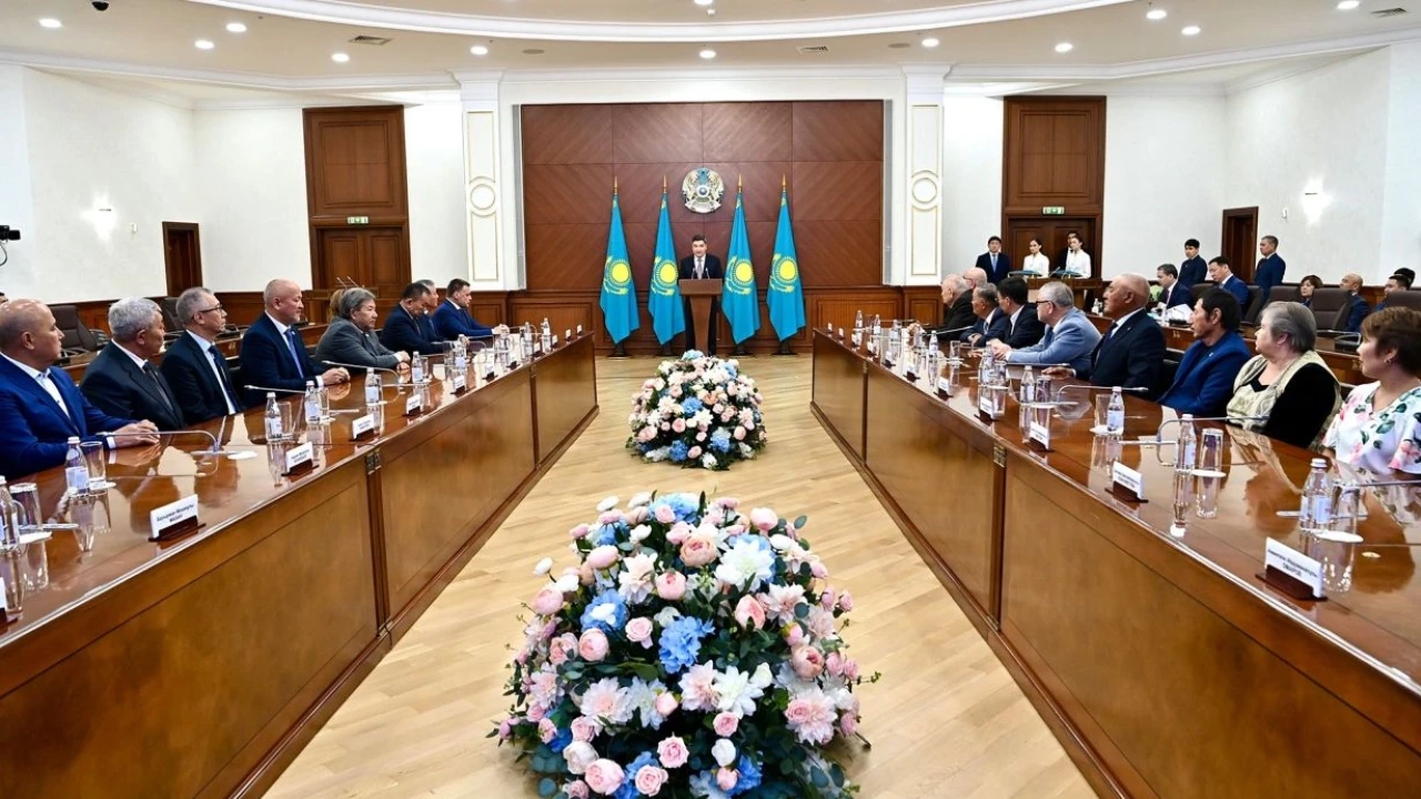 Премьер-министр Олжас Бектенов құрылыс саласының қызметкерлеріне Мемлекет басшысының атынан марапаттар табыс етті