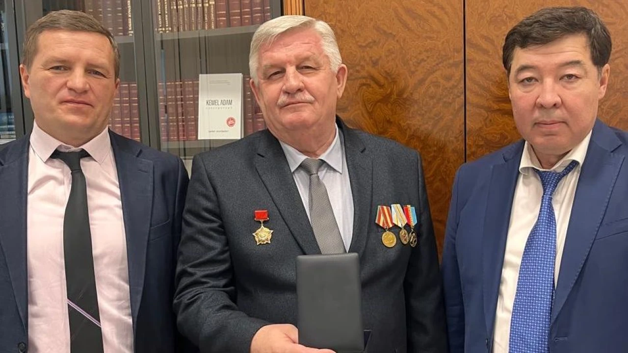 Заслуженное признание многолетнего труда: Павел Анатольевич Гринберг награждён медалью «Еңбек ардагері» 