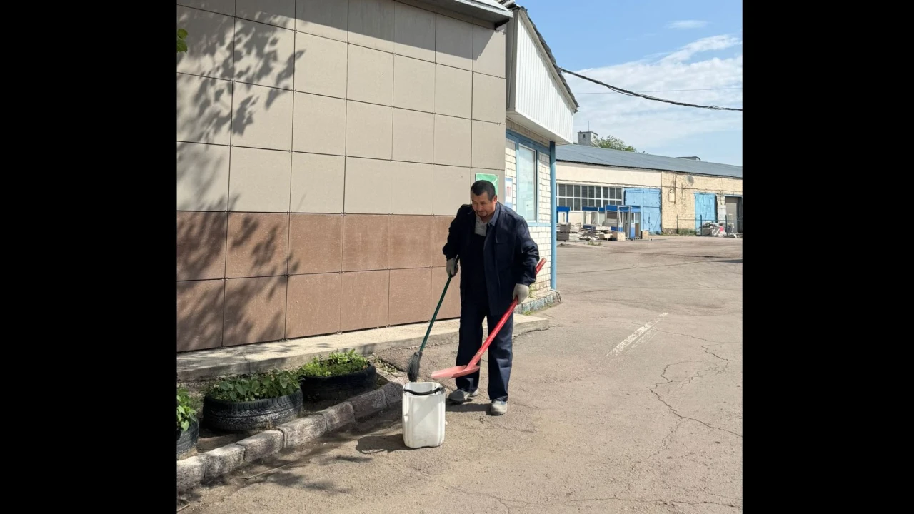 Жұмысшы кәсіптер жылы аясында: Сыпырғы мен күректің шеберлері