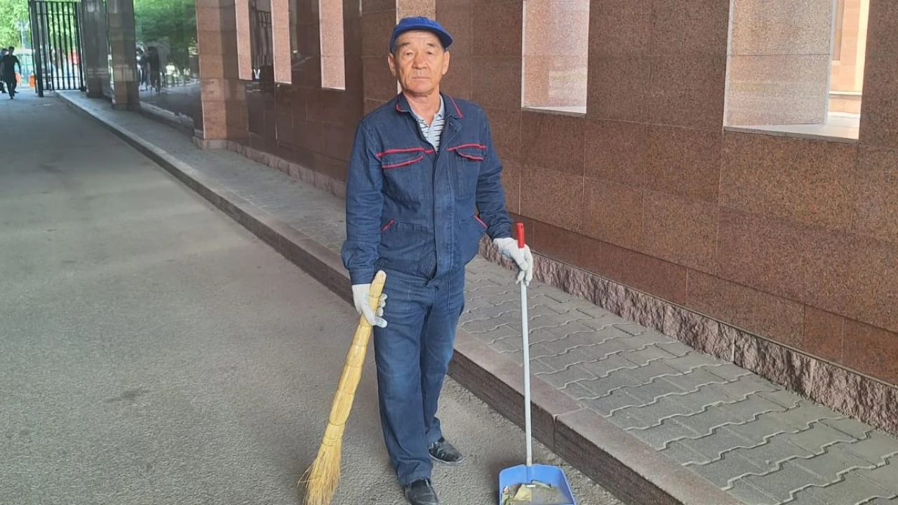 Жұмысшы кәсіптер жылы аясында: Сыпырғы мен күректің шеберлері