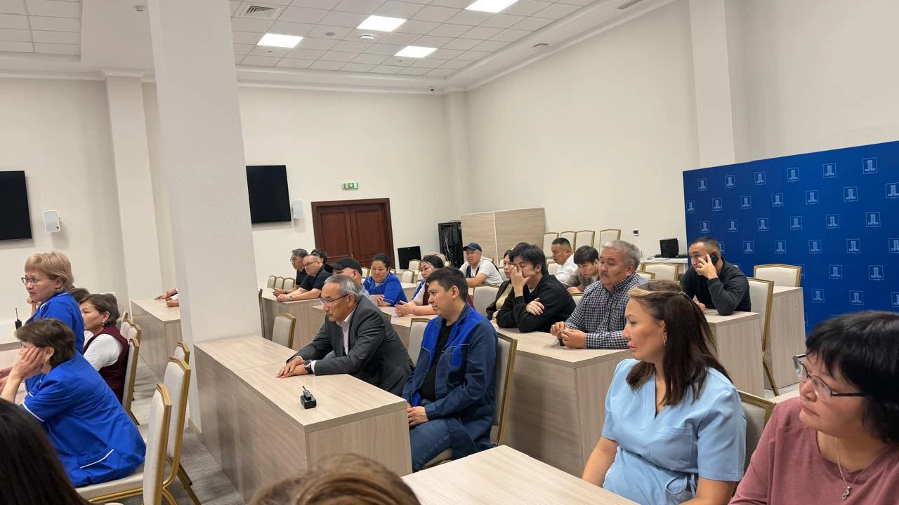 Дирекция директоры еңбек ұжымымен кездесті 