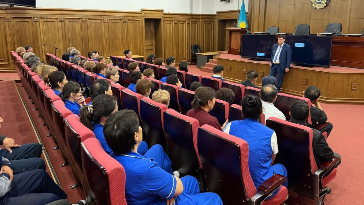 Дирекция директоры еңбек ұжымымен кездесті 