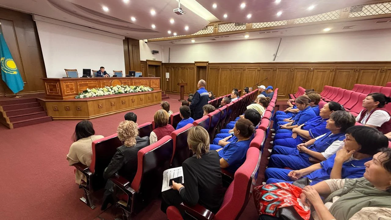 Дирекция директоры еңбек ұжымымен кездесті 